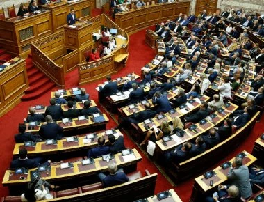 Υπερψηφίστηκε το νομοσχέδιο για τις μειώσεις ασφαλιστικών εισφορών